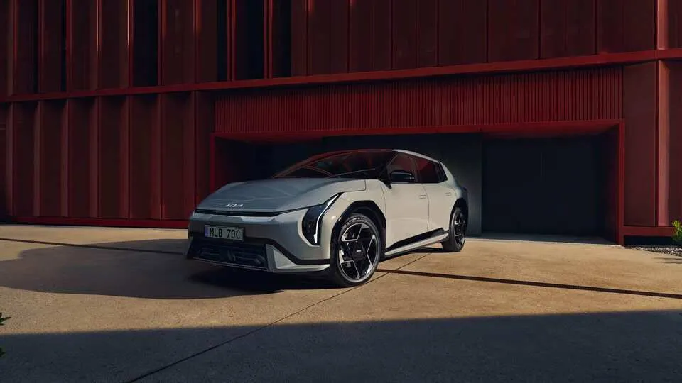 Kia EV4 – elektrisk Sedan / Crossover från 476 900 kr