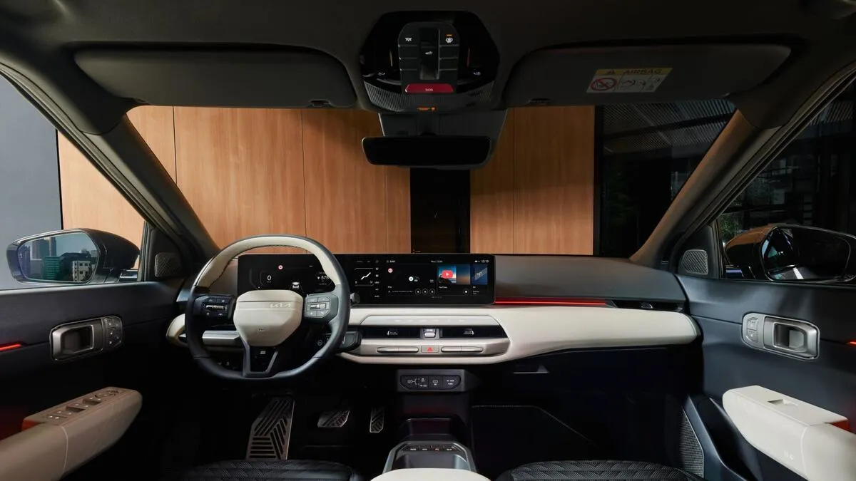 Kia EV4 interiör – trippelskärm och ambient belysning
